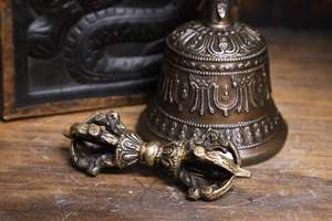 Eleve su práctica espiritual y armonice su entorno con la Campana Tibetana de Latón Espiritual Vastu/Feng Shui de Crystal Products. - Product Image 4