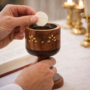 Brûleur d'encens en forme de cône de bois de santal en laiton avec incrustation florale, conçu pour des moments religieux chaleureux et cérémoniels - Product Image 2