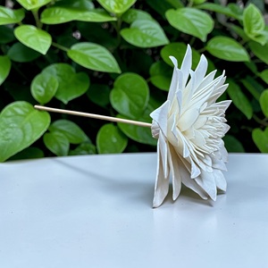 Flores de Madera Sola Dahlia Snow Star Hechas a Mano y Sostenibles de VADEE Craft, Tamaño 8.5 CM, Varilla de Fibra Vegetal de Sesbania, Hecho en Tailandia - Product Image 1