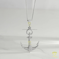 Pendentif de haute qualité en forme d'ancre avec détails en pierres brillantes et finition luxueuse style hip-hop