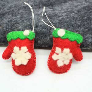 Mitaines de Noël en feutre rouge avec broderie de flocons de neige blancs, garniture verte, ornements décoratifs - Product Image 4