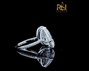แหวนเพชรทรงลูกแพร์ Radiant Diamond แบบ Lab Grown รุ่น Toi Et Moi ประดับเพชรแบบ Hidden Halo Pave Band ทองคำแท้ 9K/14K/18K เครื่องประดับหรูหราสำหรับทุกเพศ - Product Image 5