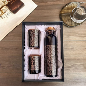 Botella de Agua de Cobre de Lujo con 2 Vasos, Apta para Lavavajillas, Ecológica, Irrompible y de Diseño Compacto para Uso Diario y Viajes - Product Image 2