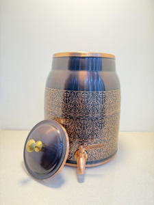 Distributeur d'eau en cuivre foncé antique de qualité supérieure 12L avec motif floral gravé, réservoir Matka ayurvédique, réservoir d'eau métallique étanche avec robinet - Product Image 3