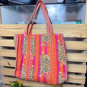 Bolso Tote Kantha Hecho a Mano con Estampado de Tigre |   Bolso de Hombro Acolchado de Algodón - Product Image 1