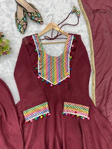 Top bordado resistente y elegante con encaje de pompones, dhoti de encaje dorado y dupatta de encaje dorado, ropa festiva, étnica y tradicional. - Product Image 6