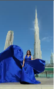 Robe de soirée bleu roi fluide en satin avec longue traîne pour séance photo à Dubaï – Luxe et élégance pour femme en vacances - Product Image 3