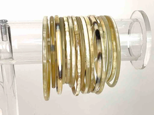 Bracelet fin en corne de vache africaine, teinte claire, par Perfect Enterprises - Product Image 2