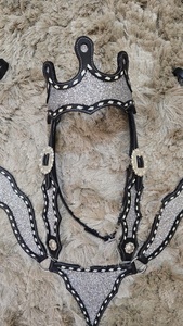 Juego de arreos para caballo de cuero genuino, ligero, personalizado, plateado con adornos, con forma de corona, incluye cabezada, pechopetral y sillas de montar, de temporada - Product Image 3