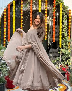 Un beau look traditionnel col en V broderie chic filet fantaisie tissu soie fantaisie Kurti ensemble pour la fête à prix coûtant - Product Image 4