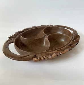 Plateau élégant en bois à 4 compartiments, design raffiné, avec poignées, pour servir des fruits secs lors de festivals. - Product Image 1