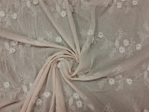 Tissu en coton rose clair en gros avec broderie florale 3D blanche et motifs de vigne délicats pour vêtements de créateurs et décoration intérieure - Product Image 2