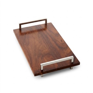 Bandeja ovalada de madera natural de alta calidad con elegantes asas de metal plateado con detalles de toro para uso en el hogar, hoteles y restaurantes. - Product Image 4