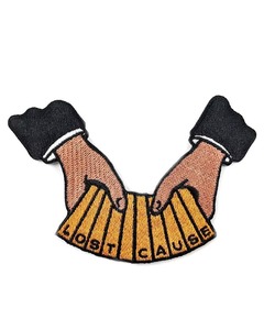 Patch brodé thermocollant en tissu, forme irrégulière, motif mains tenant une pancarte « Lost Cause » - Product Image 1