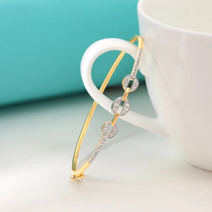 Bracelet en diamants à trois cercles avec bande fine en or jaune et design central rond symétrique - Product Image 4