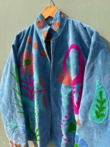 Chaqueta de Terciopelo Azul Hecha a Mano con Bordado Floral Vibrante y Corazón, Abrigo Artesanal de Invierno, Chaqueta de Estilo Bohemio - Product Image 3