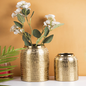 Vases métalliques de forme tonneau, dorés et martelés, de qualité supérieure. Art intérieur texturé contemporain. Disponible à prix de gros. - Product Image 1