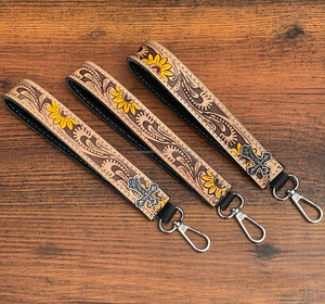 2025 valet de chambre en cuir usiné à la main personnalisé avec bracelet en métal Concho porte-clés en cuir avec clip de boucle de ceinture pour bracelet en cuir clé - Product Image 5