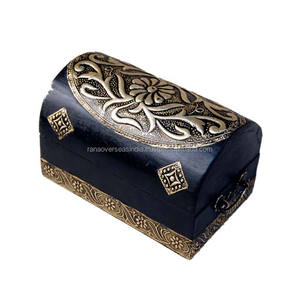 Boîte à bijoux en bois artisanale chic avec détails en relief disponible en plusieurs styles et tailles à prix raisonnable - Product Image 2