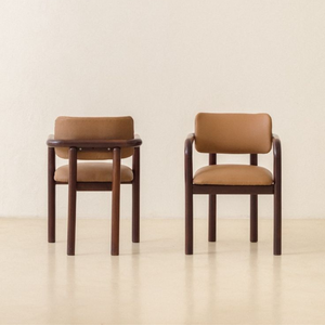 Fauteuil en teck massif de forme arrondie avec dossier rembourré, assise capitonnée et design structurel minimaliste - Product Image 1