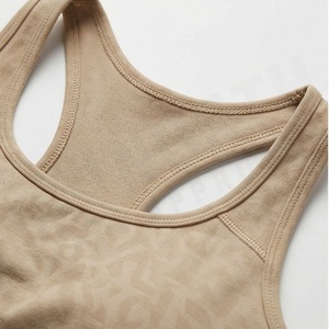 Ensemble de yoga conçu avec un soutien-gorge court, vêtements de sport de haute qualité, respirants, pour la gym et le fitness - Product Image 4