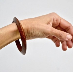Colección de Pulseras de Madera Artificial con Brazaletes de Madera Natural y Decoración de Latón, Joyería Artesanal de Moda Premium - Product Image 1