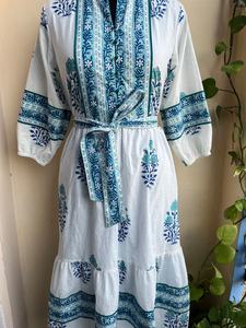 Vestido midi estampado a mano en blanco y azul, de algodón con estampado floral Mughal, estilo casual de verano, vestido largo maxi para mujer. - Product Image 3