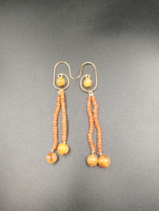Boucles d'oreilles en perles plaquées or Amaira Jewels, forme goutte d'eau, bijoux minimalistes pour femmes, à porter tous les jours, pour les occasions hindoues - Product Image 3
