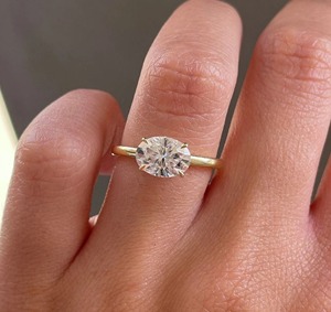 แหวนเพชรทรงรี 1 กะรัต เพชรเลี้ยงในห้องปฏิบัติการ ทองคำแท้ 14K สีเหลืองทอง แหวนหมั้นแบบโซลิแทร์ ตัวเรือนแบบ 4 กรงเล็บ รับรองโดย IGI ความใส VS+ สี D-F - Product Image 5