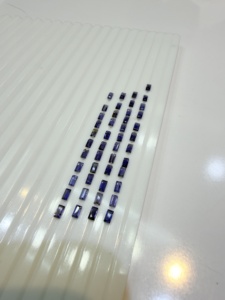 พลอยไอโอไลต์ธรรมชาติสีสโมคกี้ทรงบาแกตต์ ขนาด 2x4 มม. น้ำหนัก 38.15 กรัม จากรัฐราชสถาน สำหรับทำเครื่องประดับ - Product Image 2