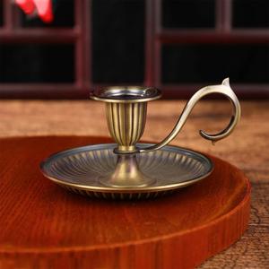 Juego de 3 portavelas de tendencia en la industria que, con el paso del tiempo, desarrollan una pátina elegante que realza su encanto vintage. - Product Image 4