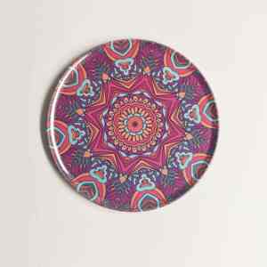 Conçue à des fins décoratives, cette assiette murale mandala colorée allie une esthétique contemporaine à des artisanats traditionnels. - Product Image 4