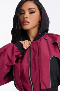 Ensemble de survêtement unisexe imperméable et léger, couleur bordeaux avec blocs de couleur, haut court à manches longues avec cordon de serrage et pantalon large, style streetwear - Product Image 5