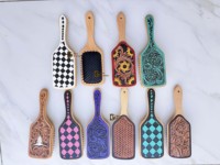 Nouvelle brosse à cheveux en bois et cuir, faite à la main par un designer, avec un motif à carreaux noir et blanc, design minimaliste
