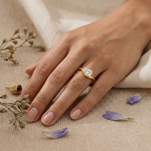 Anillo de Compromiso Minimalista con Moissanita en Forma de Pera Inclinada de 1.25CT en Oro de 14K - Product Image 6