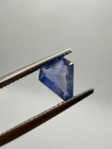 Zafiro tallado Natura Blue Shield de 8.5x7.5x3mm y 1.38ct, piedra preciosa facetada suelta de Ceilán para la fabricación de joyas, Zehra Gems - Product Image 2