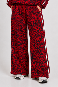 Pantalones deportivos de forro polar suave con estampado de leopardo rojo para mujer, de pierna ancha, transpirables, estilo casual urbano, para venta al por mayor - Product Image 4
