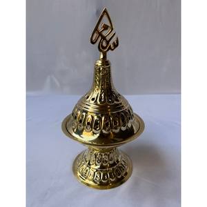 Un brûleur d'encens en métal aux détails complexes ajoute une beauté artistique à votre espace de vie, une création étonnante réalisée par S AND SONS INRTERNATIONAL. - Product Image 1