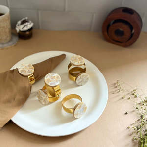 Nouveauté : anneau de serviette en laiton avec incrustation de nacre, décoration de table au design haut de gamme, tendance actuelle. - Product Image 1