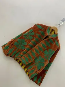 Chaqueta de Terciopelo Marrón de Lujo Étnica India Hecha a Mano para Mujer, Elegante Chaqueta con Cuello Mandarín, Mangas Largas y Frente Abierto - Product Image 3