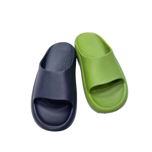 Zapatillas de verano para hombre y mujer, chanclas de plataforma, planas, de diseñador - Product Image 1