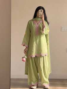 Conjunto de Fiesta para Mujer: Top de Algodón Chanderi con Bordado de Lentejuelas y Trabajo de Zari, Diseño Multibordado y Adornos de Hilo - Product Image 1