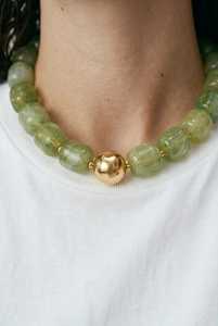 Collier artisanal de luxe en résine, bijoux fantaisie de créateur, avec perles colorées scintillantes et motif personnalisé - Product Image 3