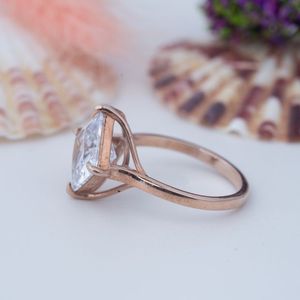 Élégantes alliances en argent sterling 925 plaqué or 18 carats avec moissanite sertie à griffes certifiée - Product Image 2