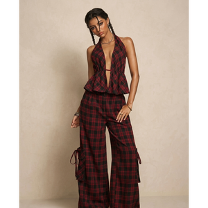 Ensemble coordonné deux pièces gothique à carreaux cramoisies, style punk rétro, avec haut licou et bas cargo utilitaire à jambes larges, dos ouvert et peplum - Product Image 2