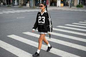 เสื้อยืดผู้หญิง ONE TEN Apparels รุ่นซัมเมอร์ สีกรมท่า ผ้าฝ้ายนุ่ม สวมใส่สบาย แขนสั้น ระบายอากาศได้ดี คุณภาพสูง ปรับแต่งโลโก้ได้ น้ำหนัก 180 กรัม - Product Image 1