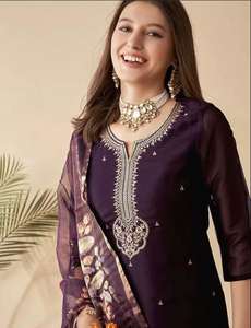 Conjunto de Kurta de diseñador con lentejuelas y bordados de Rayón Slub para mujer, ropa étnica de alta rentabilidad para compradores mayoristas, boutiques y venta en línea. - Product Image 3