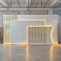 Mur de toile de fond de mariage moderne avec éclairage LED, panneau de scène blanc et or pour événements de mariage et banquets