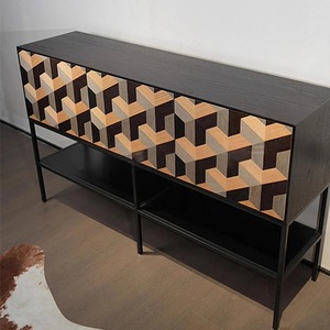 Meuble d'entrée de style Mid-Century Modern avec incrustation géométrique en bois, cadre en fer et étagère ouverte - Meuble de salon pour usage hôtelier - Product Image 6