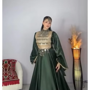Robe afghane traditionnelle sophistiquée en satin vert forêt foncé avec une plaque de poitrine richement ornée en métal argenté et assortie - Product Image 4